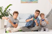 Vater zockt mit seinem zwei Söhnen Vater zockt mit seinem zwei Söhnen